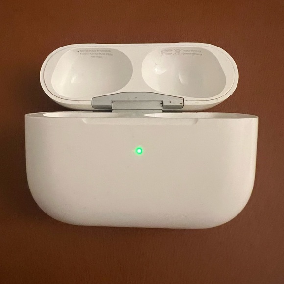 Apple AirPods Pro 1st Generation Charging Case (A2190) - Picture 1 of 7